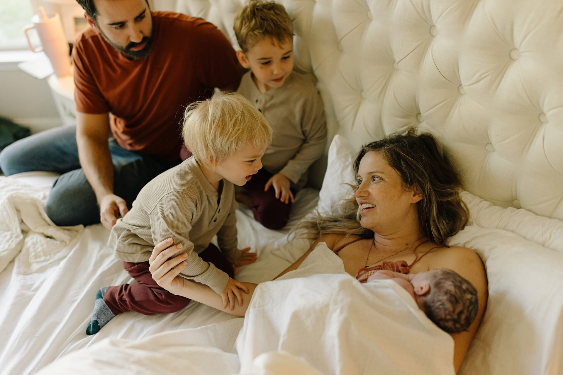 Newborn and family bonding moments captured in The Woodlands.